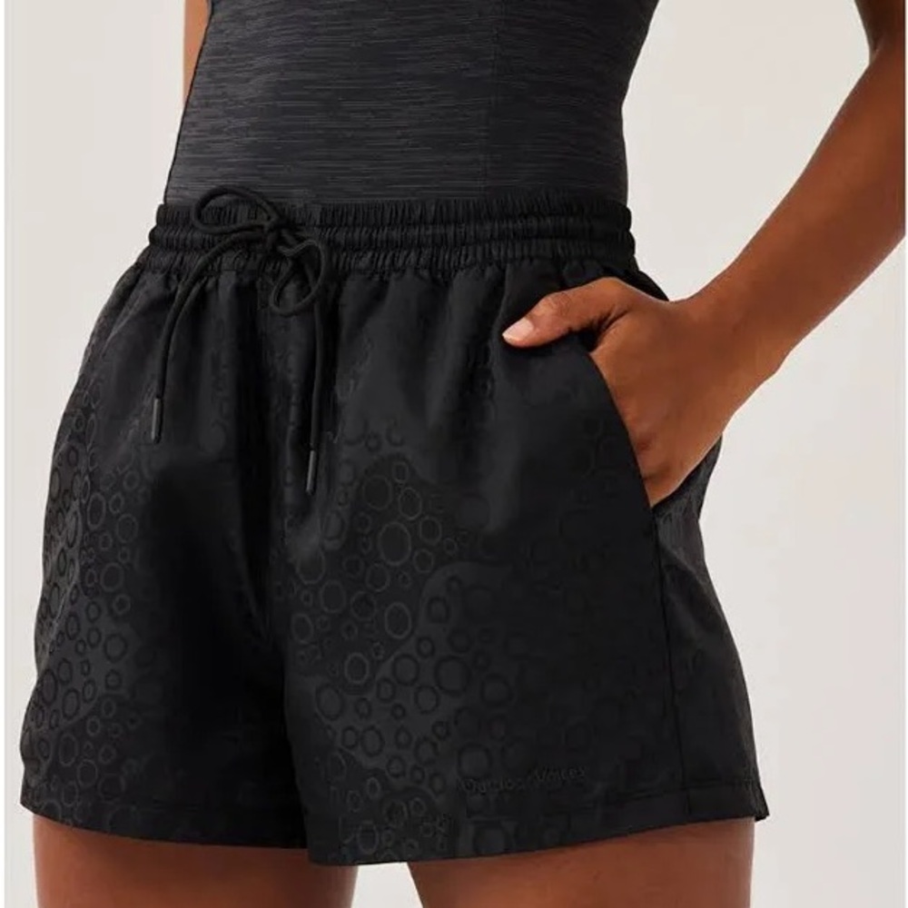NWOT Outdoor Voices Black Matte and Shine 2.5” Short Size Large
